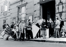 CoBrA kunstenaars queuing with their works before the Stedelijk Museum for the First International Exhibition of Experimental art, 1949.